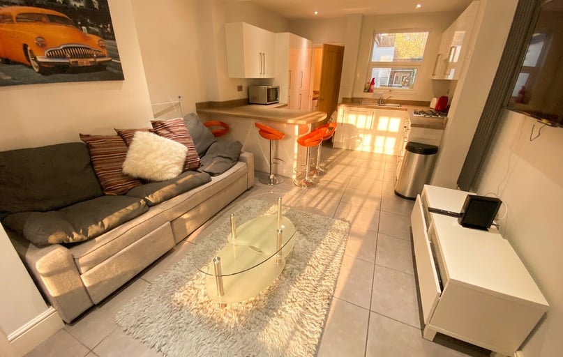 Mettham Street - 5 Bed Ex Bills, Lenton, Nottingham - Image 1