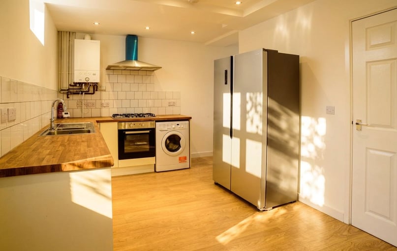 Queens Road - 8 bed, Beeston, Nottingham - Image 1