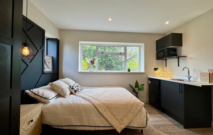 Raddlebarn Court - Studio 1 - 1st Floor, Selly Park, Birmingham - Image 1