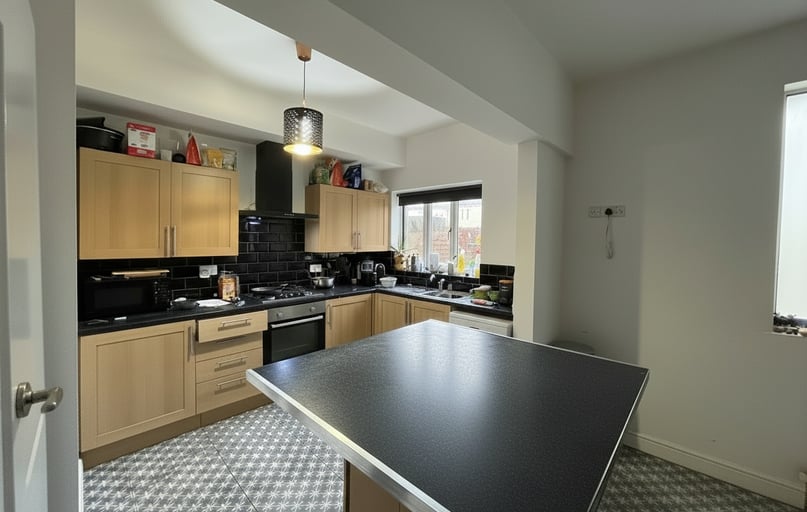 Beeston Road - 5 Bed Ex Bills, Dunkirk, Nottingham - Image 1