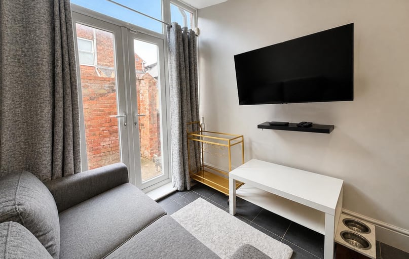 Flat 1 - 1 Balfour Road, Radford, Nottingham - Image 1