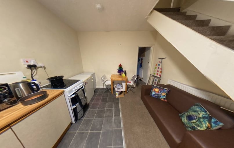 Flat above 606 Bristol Rd, Selly Park, Birmingham - Image 1