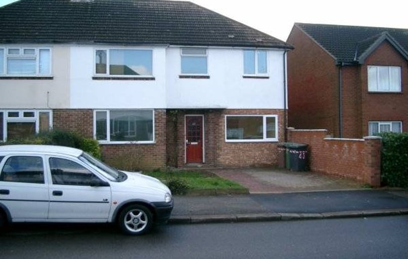 Cross way, Farley Hill, Luton - Image 1