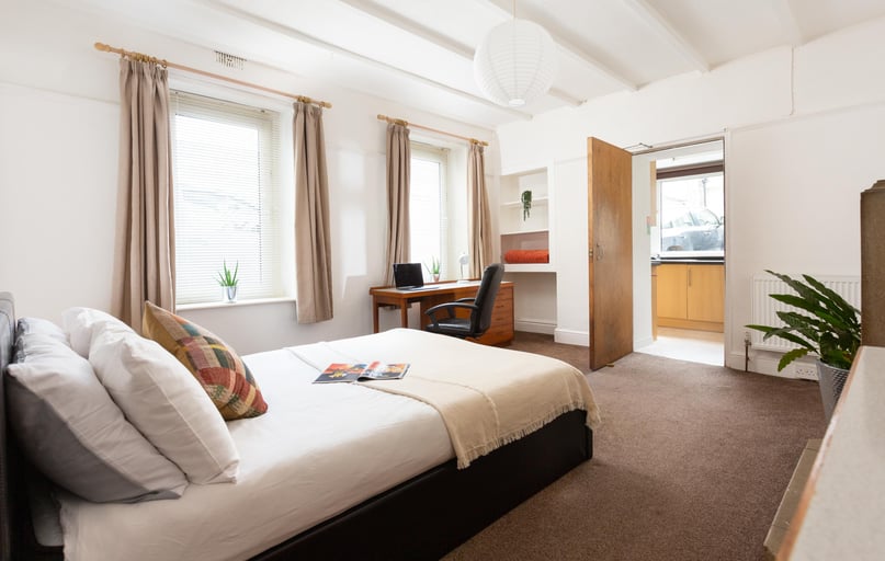 Houndiscombe Road, Mutley, Plymouth - Image 1