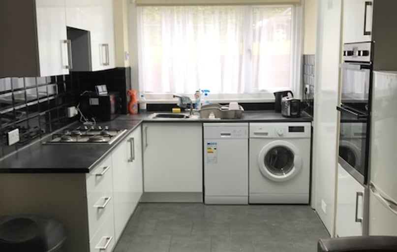 Park Barn Drive, Near university, Guildford - Image 1