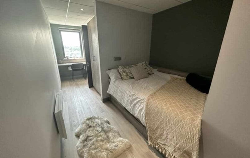 Superior En-suite Plus, Crown Place, Trinity Quay, 2 Kings Road, Swansea - Image 1
