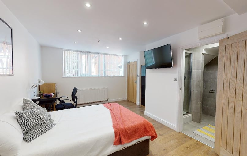 London Road, Oadby, Leicester - Image 1