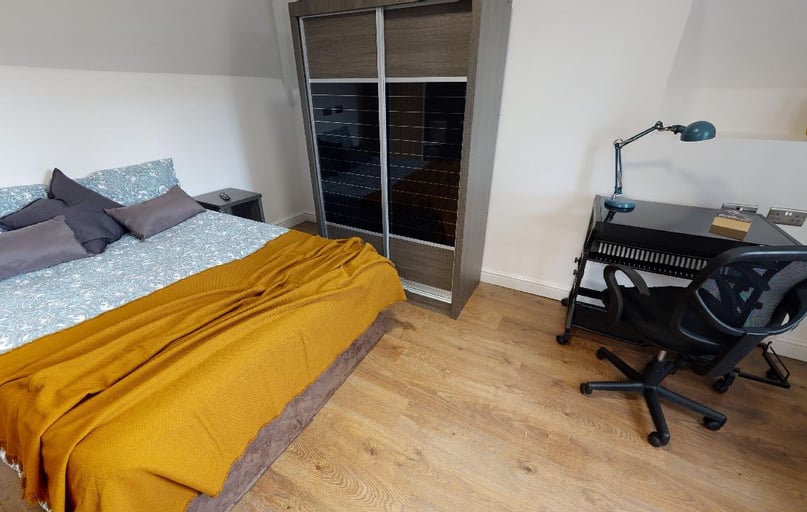 London Road, Oadby, Leicester - Image 1