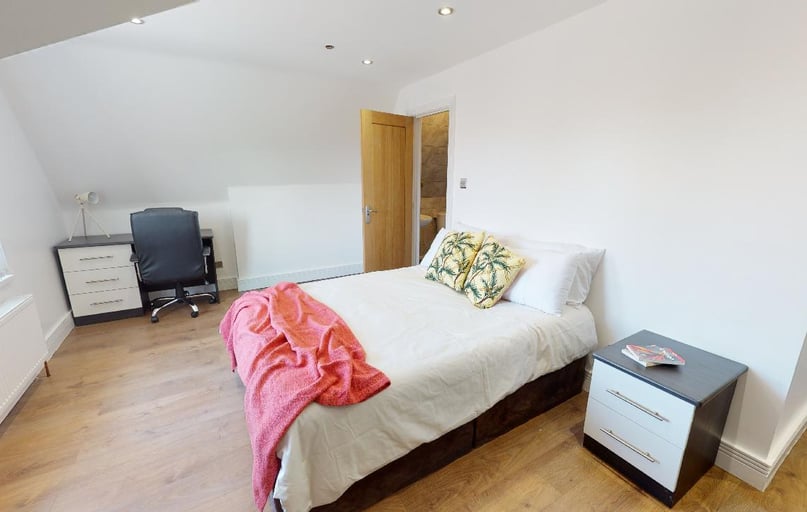 London Road, Victoria Park, Leicester - Image 1