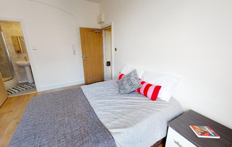 London Road, Victoria Park, Leicester - Image 1