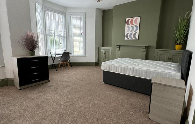 Chaddlewood Avenue, Lipson, Plymouth - Image 1