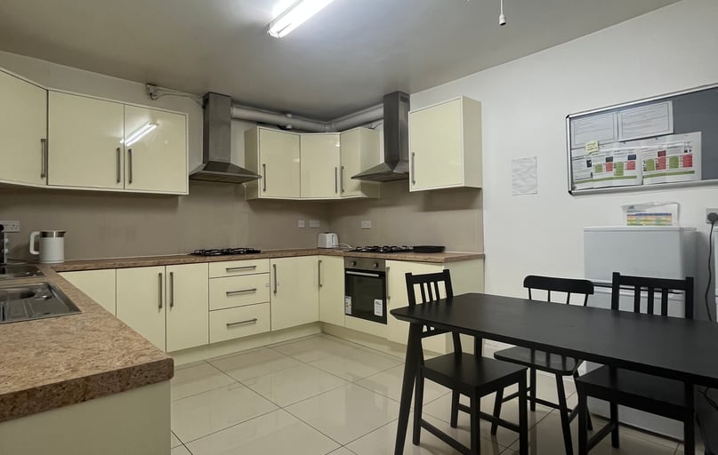 Gunnersbury Avenue, Acton, London - Image 1