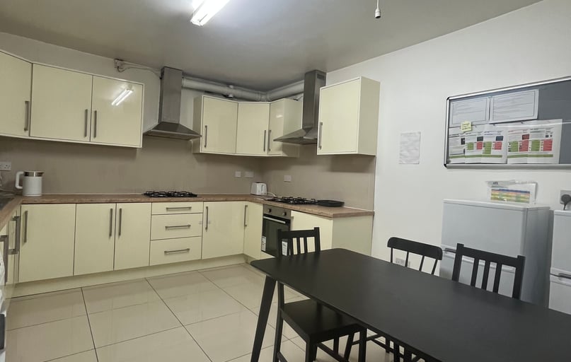 Gunnersbury Avenue, Acton, London - Image 1