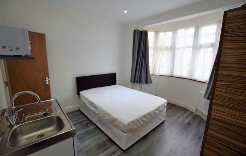 Aintree Crescent, Barkingside, London - Image 1