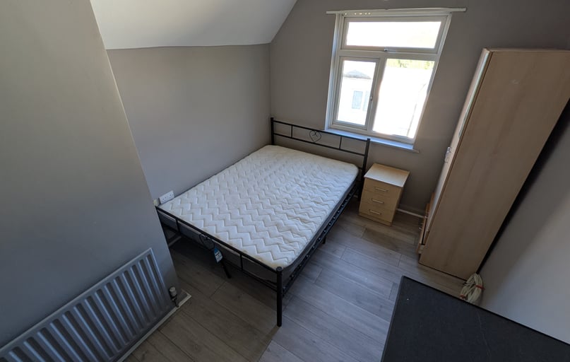 Western Avenue, East Acton, London - Image 1