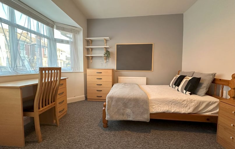 ORCHARD RD -- 5x DOUBLE BEDS + BILLS INCLUDED, Southsea, Portsmouth - Image 1