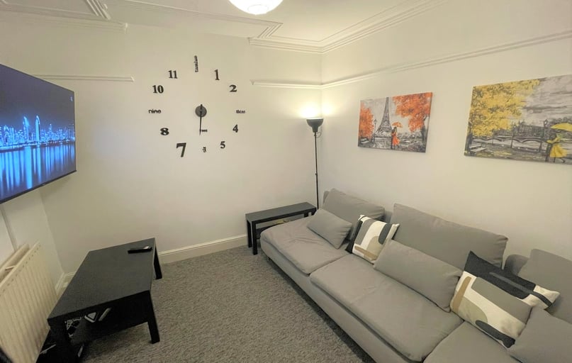 TELEPHONE RD -- 3x DOUBLE BEDS+BILLS INCLUDED, Southsea, Portsmouth - Image 1