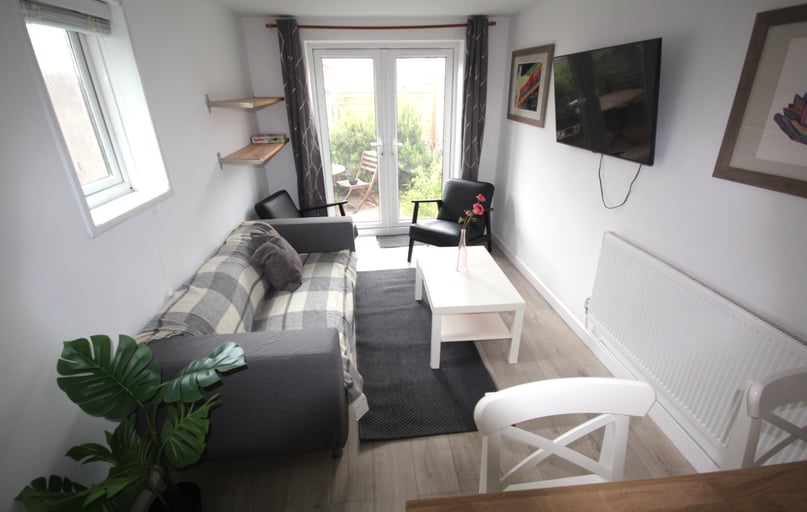 Harold Road (All DOUBLE BEDROOMS), Near university, Portsmouth - Image 1