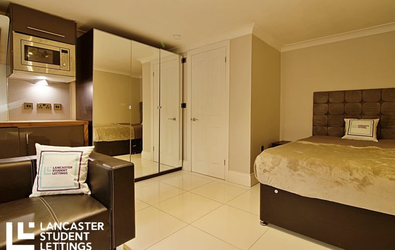 St. Leonards Gate, City Centre, Lancaster - Image 1