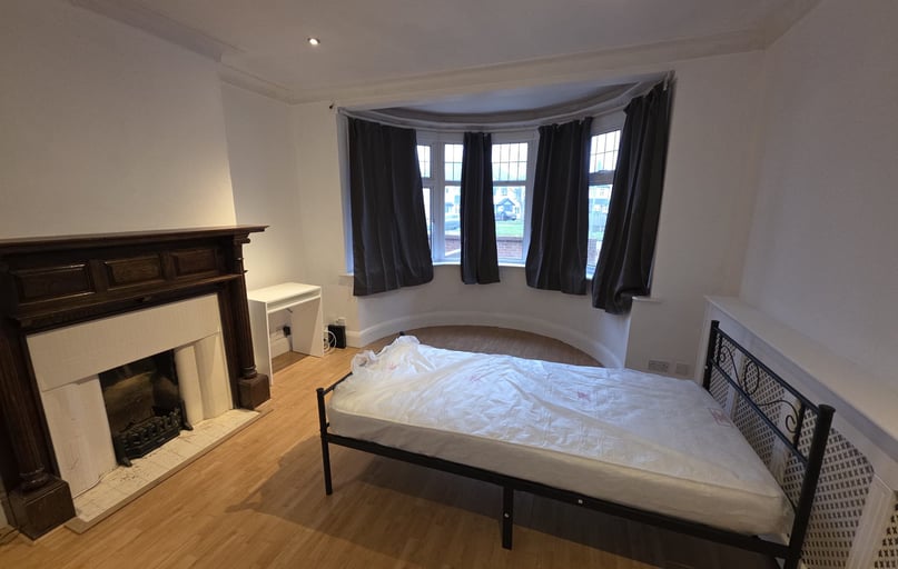 Elgar Avenue, Tolworth, Surbiton - Image 1