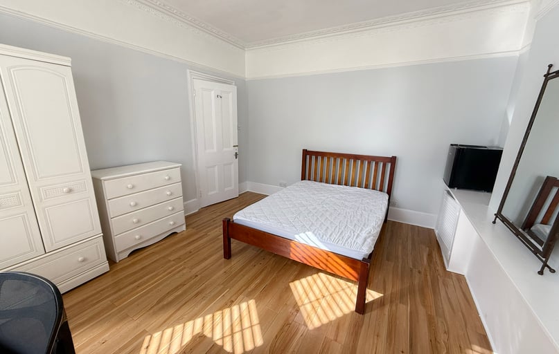 Avenue Road, City Centre, Kingston - Image 1