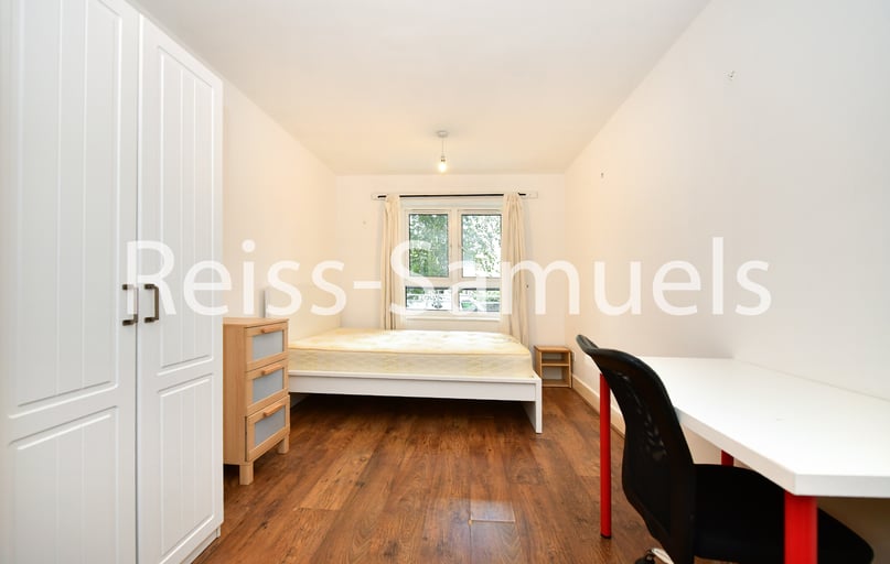 St. Davids Square, Isle of Dogs, London - Image 1