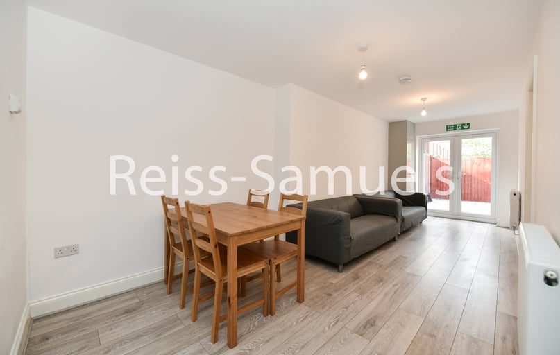 Lockesfield Place, Isle of Dogs, London - Image 1