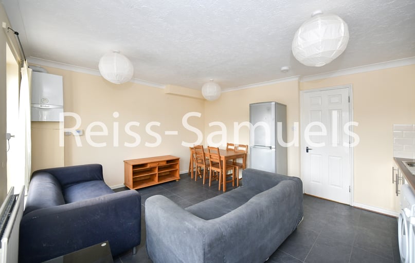 Cahir Street, Isle of Dogs, London - Image 1