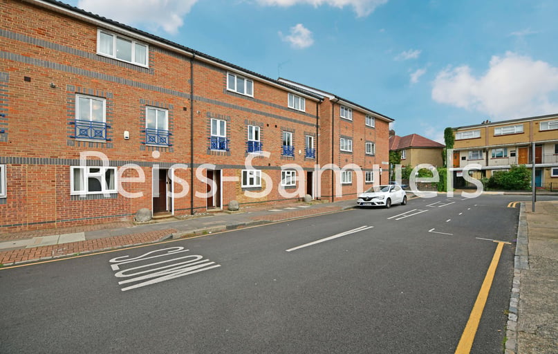 Cahir Street, Isle of Dogs, London - Image 1