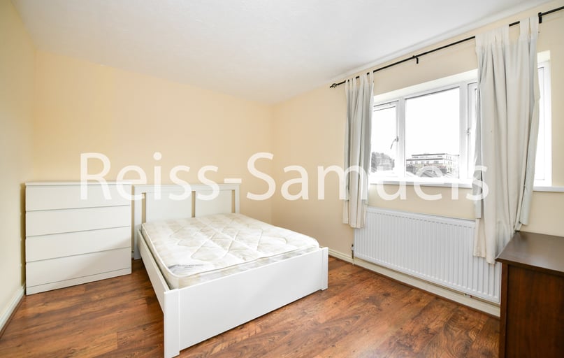 Cahir Street, Isle of Dogs, London - Image 1