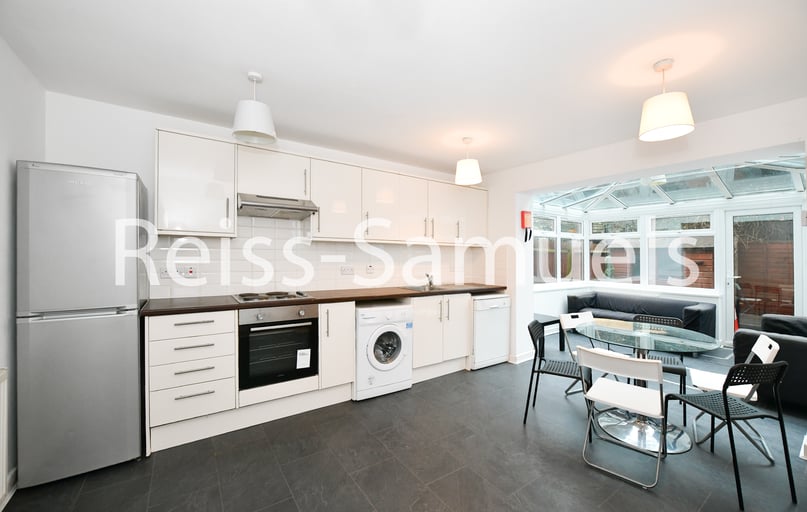 Ferry Street, Isle of Dogs, London - Image 1