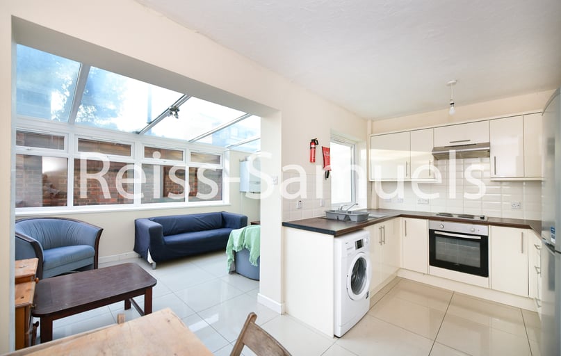 Barnfield Place, Isle of Dogs, London - Image 1
