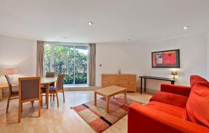 Newton Place, Isle of Dogs, London - Image 1