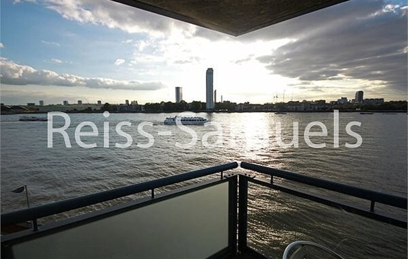 Newton Place, Isle of Dogs, London - Image 1