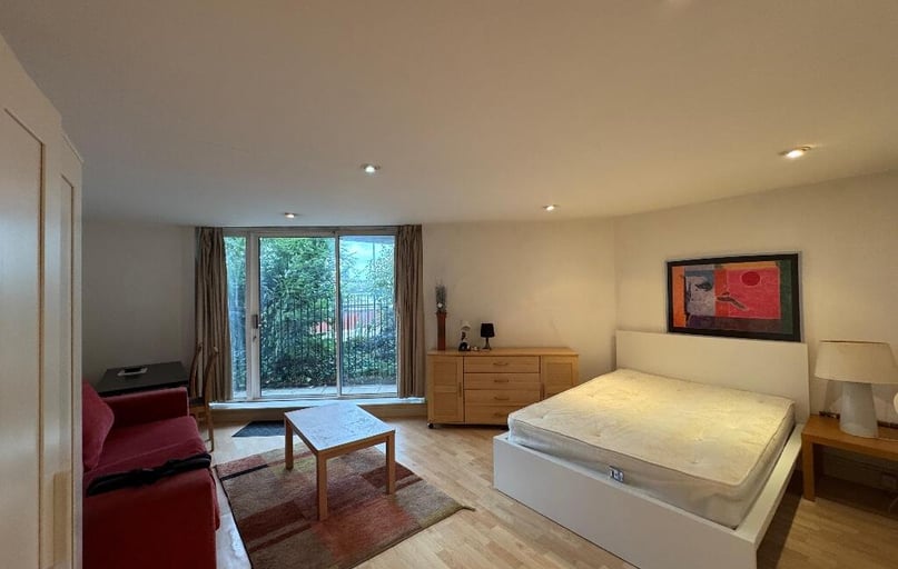 Newton Place, Isle of Dogs, London - Image 1