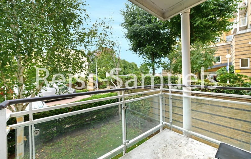 St. Davids Square, Isle of Dogs, London - Image 1