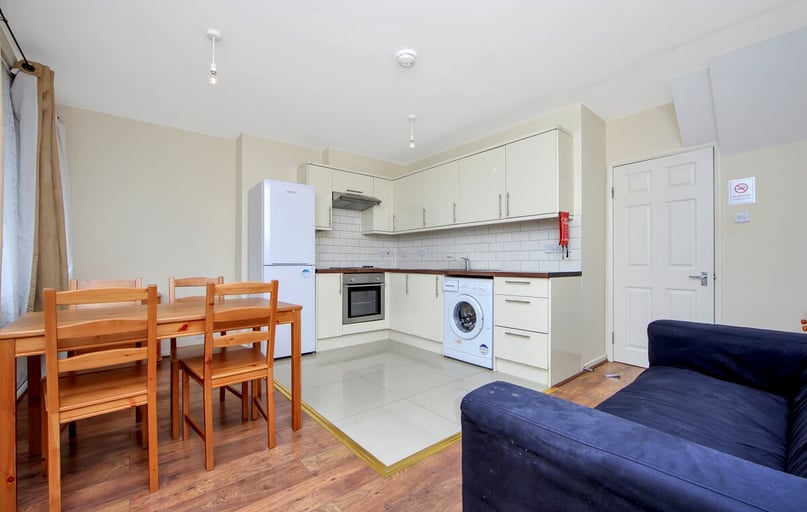 Forsyth Gardens, Kennington, London - Image 1