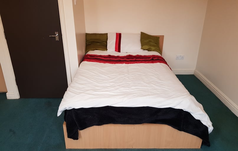 84 London Road, Near university, Leicester - Image 1