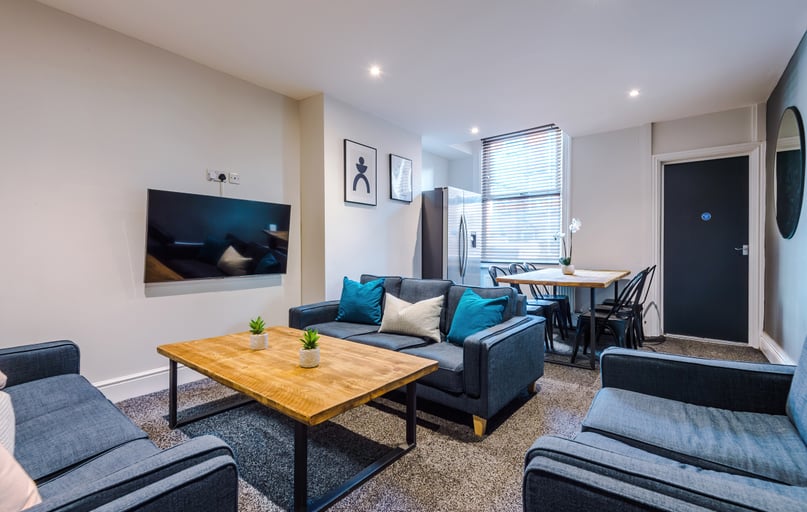 9 Manor Drive, Hyde Park, Leeds - Image 1