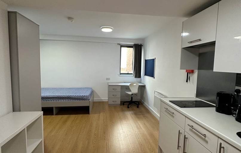 Studio Room, Queensland Place, Chattham Place, Near University, Liverpool - Image 1