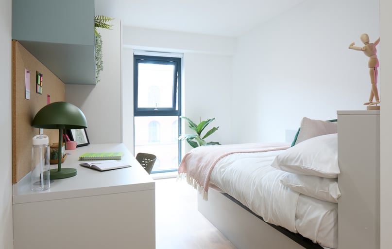 Silver En Suite, The Waterways, 1 Pump Way, Lace Market, Nottingham - Image 1