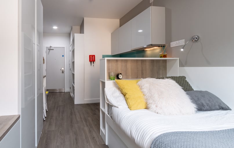 Premium Studio, Kingston Plaza, 180-190 London Road, Kingston upon Thames, Kingston - Image 1