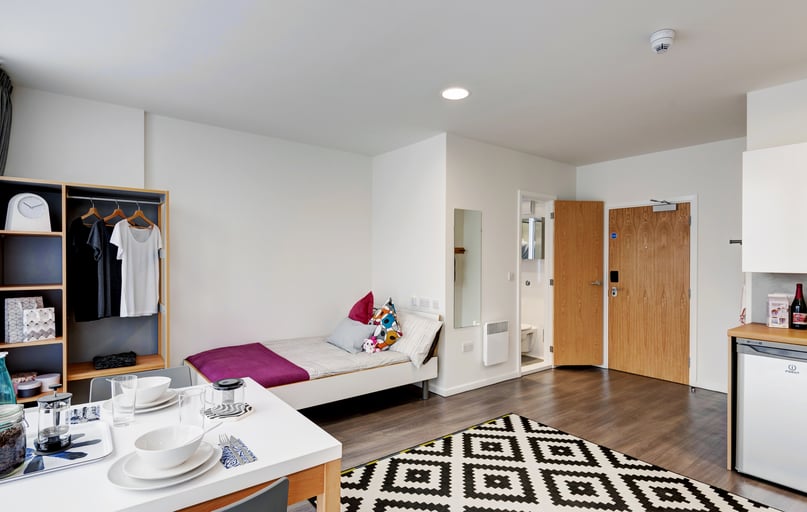 Classic Studio Plus, Bridge House, 180 Old Dumbarton Road, City Centre, Glasgow - Image 1