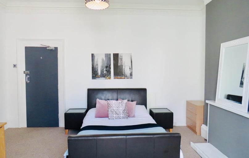 8 Headland Park (students), Plymouth - Image 1