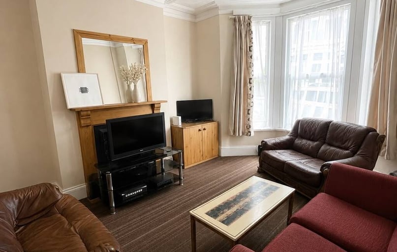 19 Lipson Avenue (students), Plymouth - Image 1