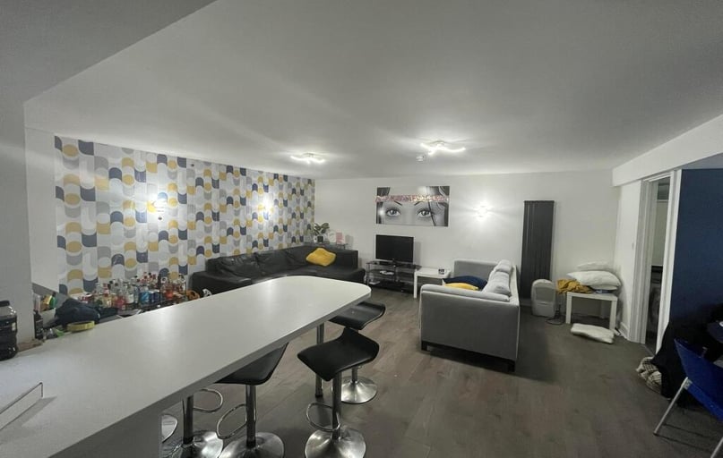 23A Cobourg (students), Plymouth - Image 1