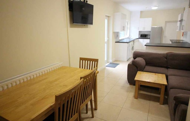 Cathays, Plasnewydd, Cardiff - Image 1