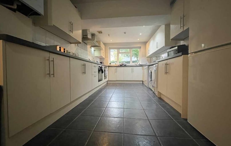 Cathays, Plasnewydd, Cardiff - Image 1