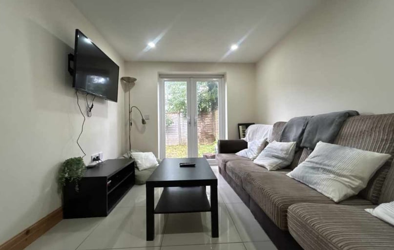 Cathays, Plasnewydd, Cardiff - Image 1