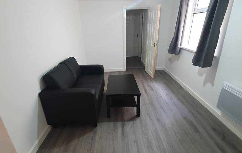  2, 18, Cathays, Cardiff - Image 1